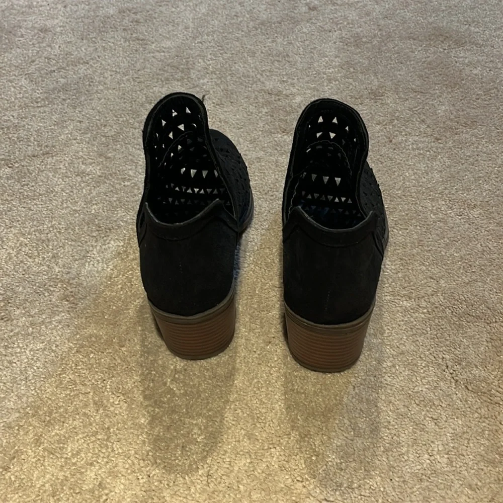 Black size 6 1/2 Fergalicious ankle boots - Picture 2 of 6